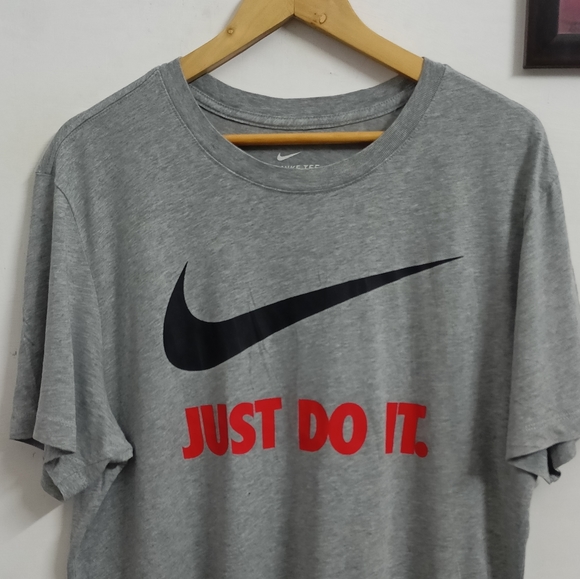 Nike Authentic grey graphic round neck tshirt for men's and women's - Picture 2 of 6